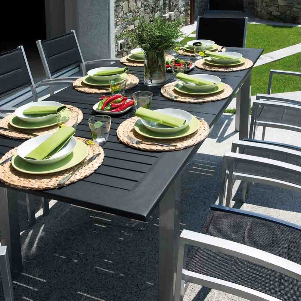 Extendable outdoor table in aluminum suitable for gardens