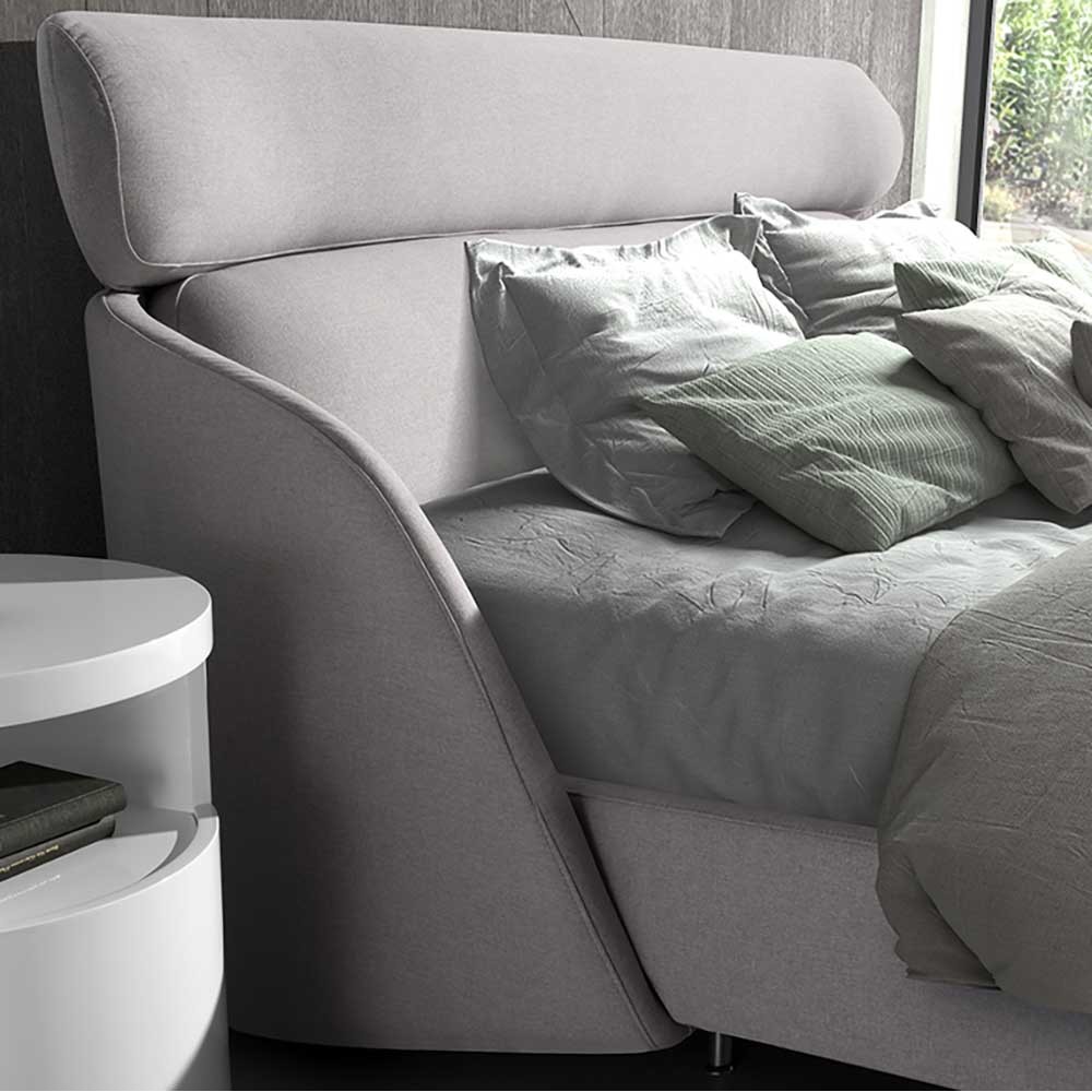 Modern tweepersoonsbed met een zacht en comfortabel design
