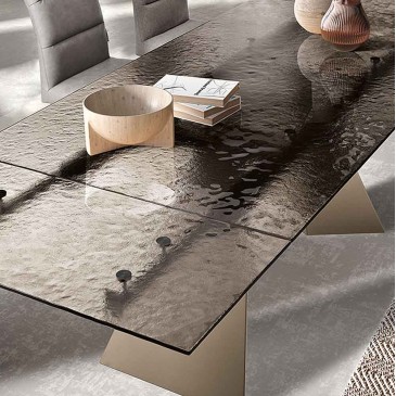 Extendable table in hammered glass and metal base