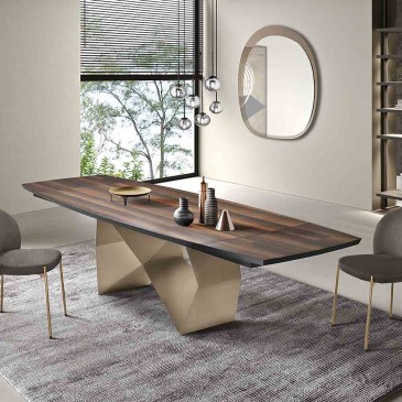 Ausziehbarer Tisch mit Holz- und Metallstruktur