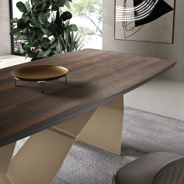 Utdragbart bord i trä- och metallstruktur