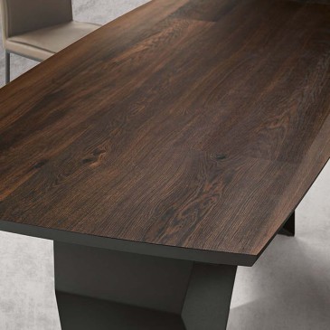 Uitschuifbare tafel in hout- en metalen structuur