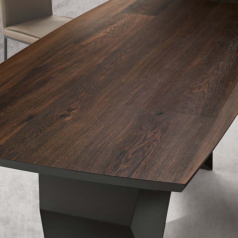 Utdragbart bord i trä- och metallstruktur