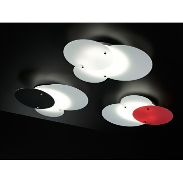 Concentrik loftslampe i metal med glasafskærmning og fås i tre farver