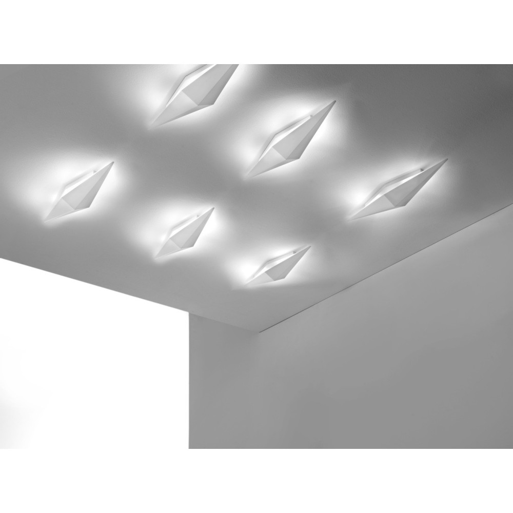 Lámpara de pared Ore Sei en metal con iluminación indirecta y disponible en 2 acabados