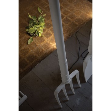 Tobia floor lamp with pitchfork, shovel or rake forms. Type of 17.2 watt led lamp