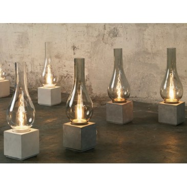 Amarcord bordslampa med betongfot och glasdiffusor