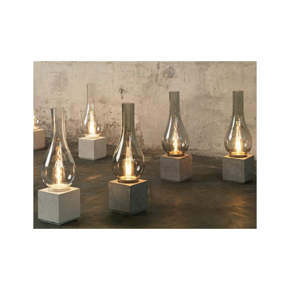 Lámpara de mesa Amarcord con base de hormigón y difusor de vidrio