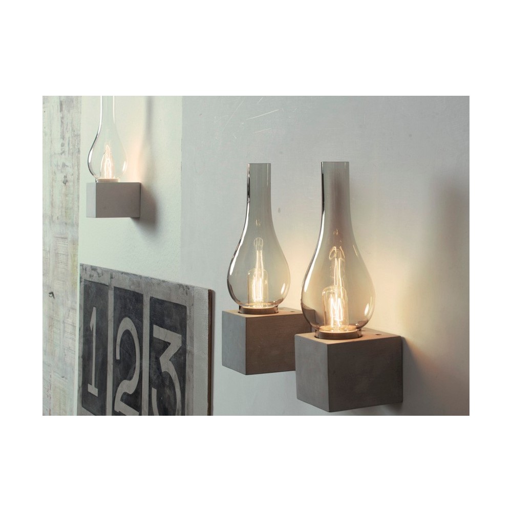Amarcord wandlamp met betonnen voet en diffusor van transparant of rookglas