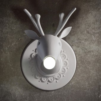 Lampada a parete Marnin in ceramica bianca opaca a forma di testa di cervo. Tipo lampada E27 da 70 watt