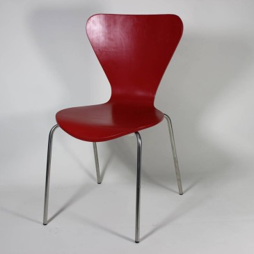 Re-edition of the Seven Chair by Arne Jacobsen in the versions with armrests and without armrests