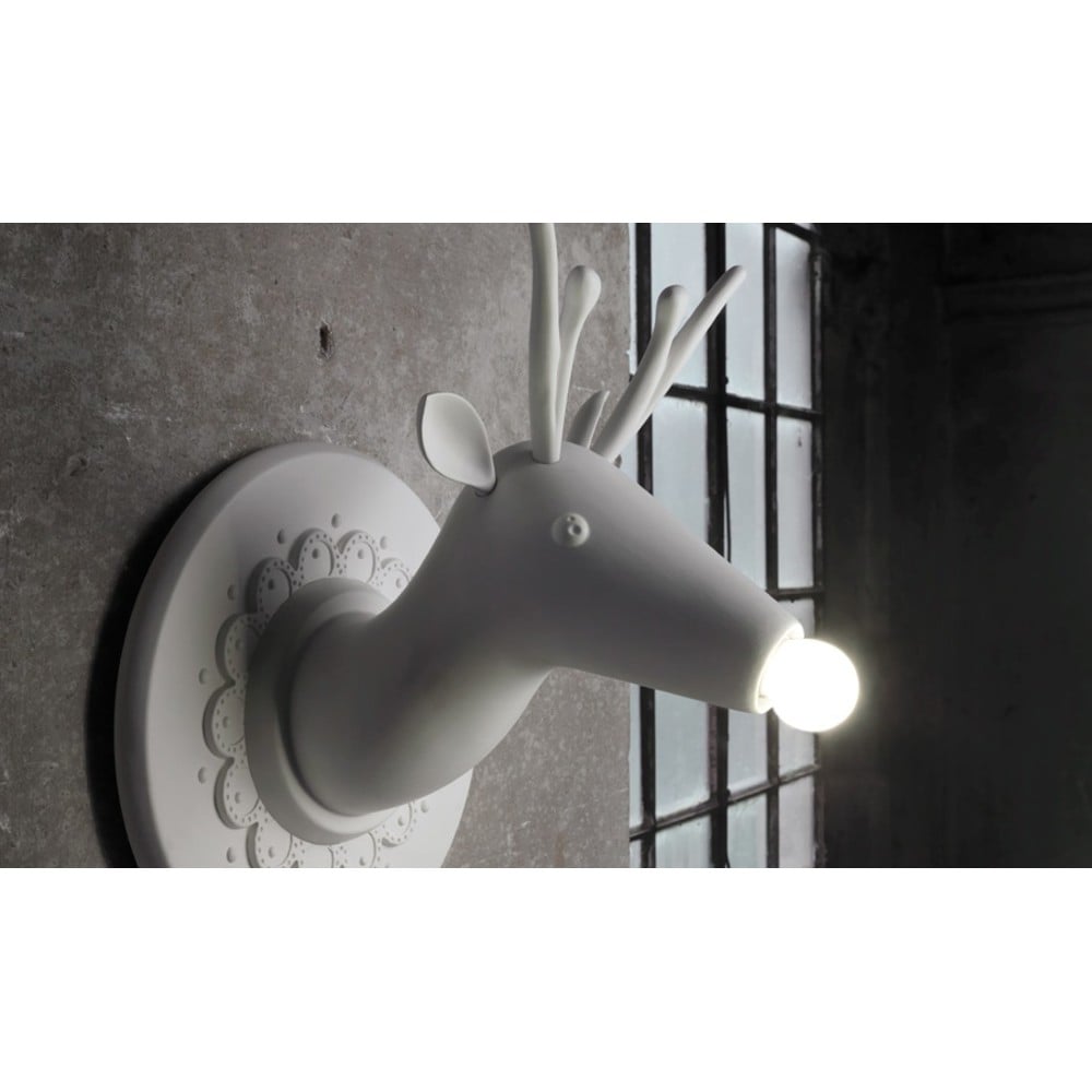 Aplique de pared Marnin en cerámica blanca mate con forma de cabeza de ciervo. Tipo de lámpara E27 70 vatios