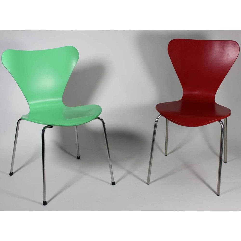 Re-edition av Seven stolen av Arne Jacobsen i versionerna med armstöd och utan armstöd