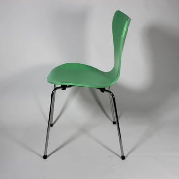 Re-edition of Seven chair by Arne Jacobsen in versions with armrests and without armrests
