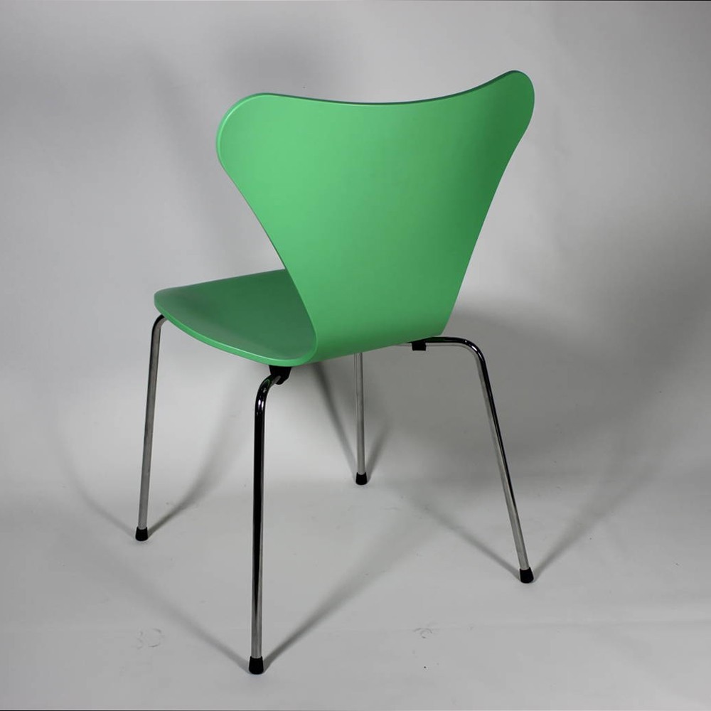 Re-edition av Seven stolen av Arne Jacobsen i versionerna med armstöd och utan armstöd