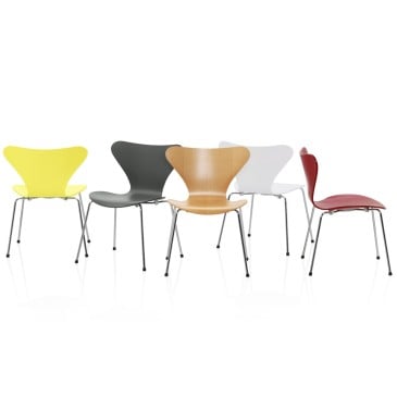 Heruitgave van de Seven Chair van Arne Jacobsen in de versies met armleuningen en zonder armleuningen