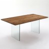 Mesa de jantar em vidro float e madeira juntas para um design único.