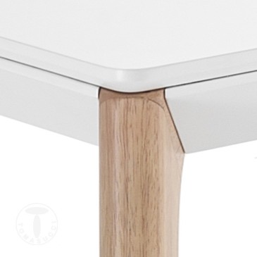 Table extensible Varm de Tomasucci avec pieds en chêne massif et plateau en MDF laqué blanc mat