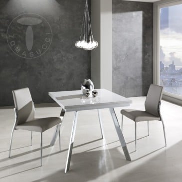 Riky jatkettava suorakaiteen muotoinen Tomasuccin pöytä kromatulla metallirakenteella ja päällinen kiiltäväksi valkoiseksi lakat