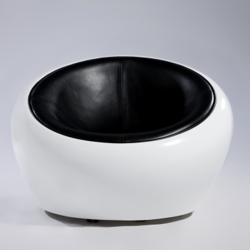 Reedição da Egg pod Ball Chair de Eero Aarnio em fibra de vidro e couro legítimo