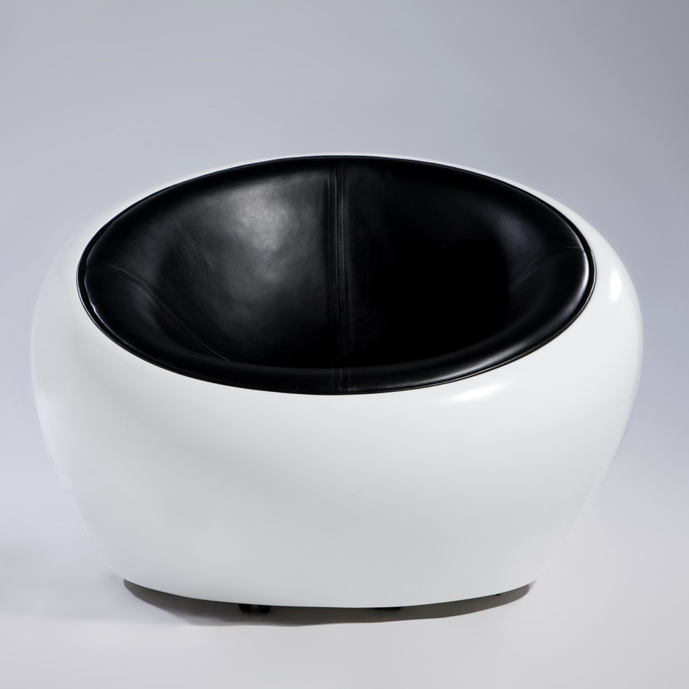 Heruitgave van de Lounge Armchair van Eero Arnio in witte glasvezel.