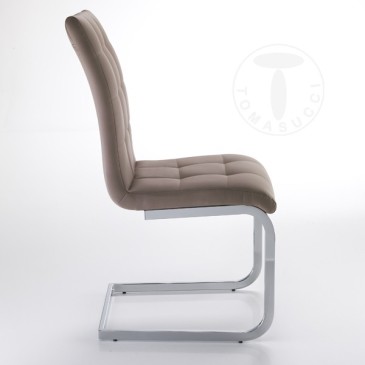 Set med 4 mysiga stolar från Tomasucci med slädestruktur i metall och klädda i syntetiskt läder i tre olika utföranden