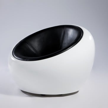 Re-edition av Egg pod Ball Chair av Eero Aarnio i glasfiber och äkta läder