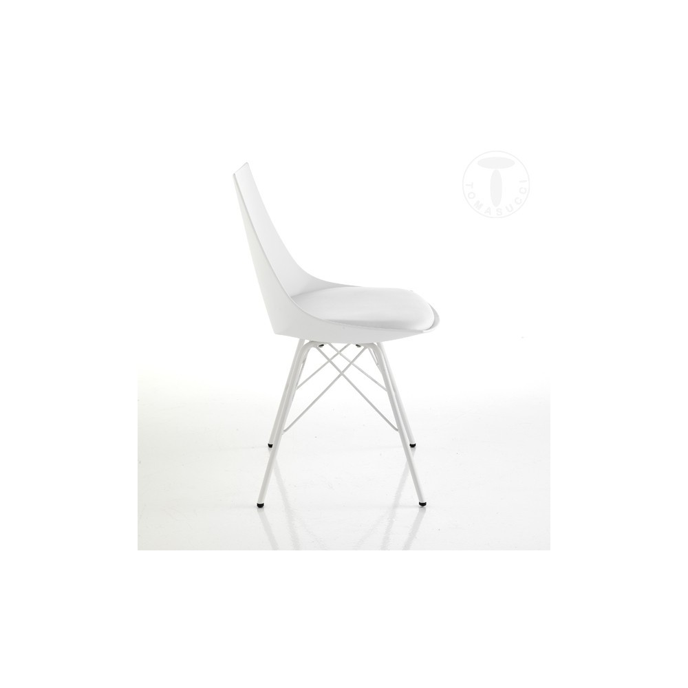Suite de 2 chaises Kiki par Tomasucci avec pieds en métal gris brillant, coque en polypropylène et assise recouverte de cuir syn