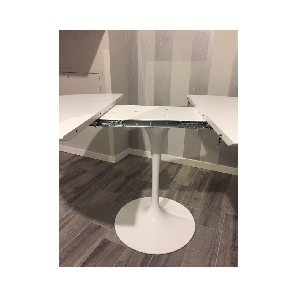 Riproduzione tavolo Tulip di Saarinen con basamento rotondo e piano allungabile in laminato bianco o nero