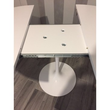 Reproduction of Saarinen Tulip table with round base and extendable top in white or black laminate