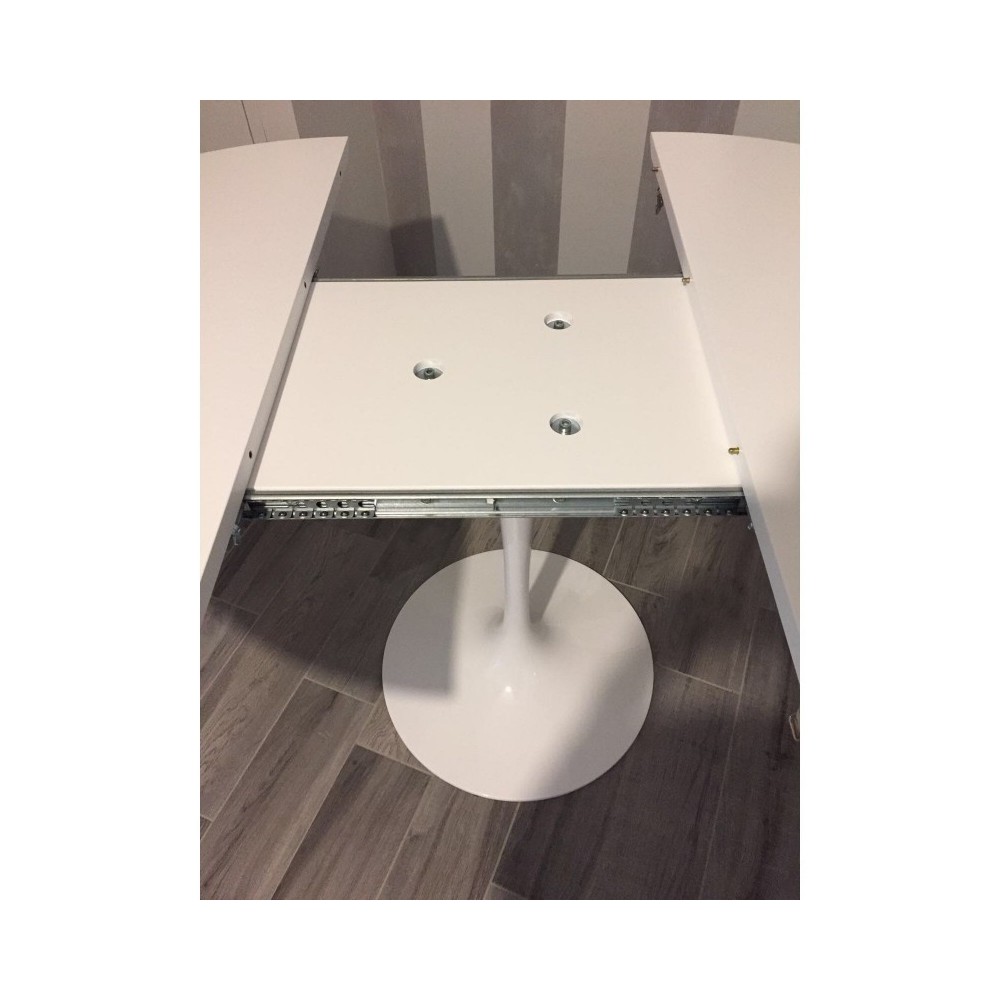 Reproduction of Saarinen Tulip table with round base and extendable top in white or black laminate