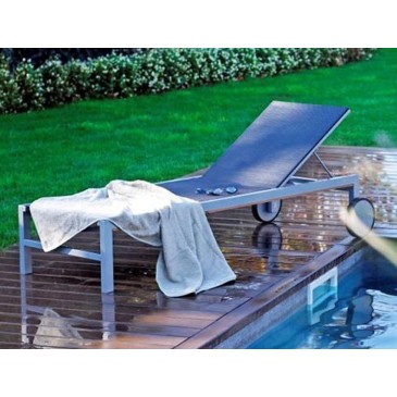 Cubic outdoor lounger with aluminum frame and black fabric. Aluminum wheels covered in rubber