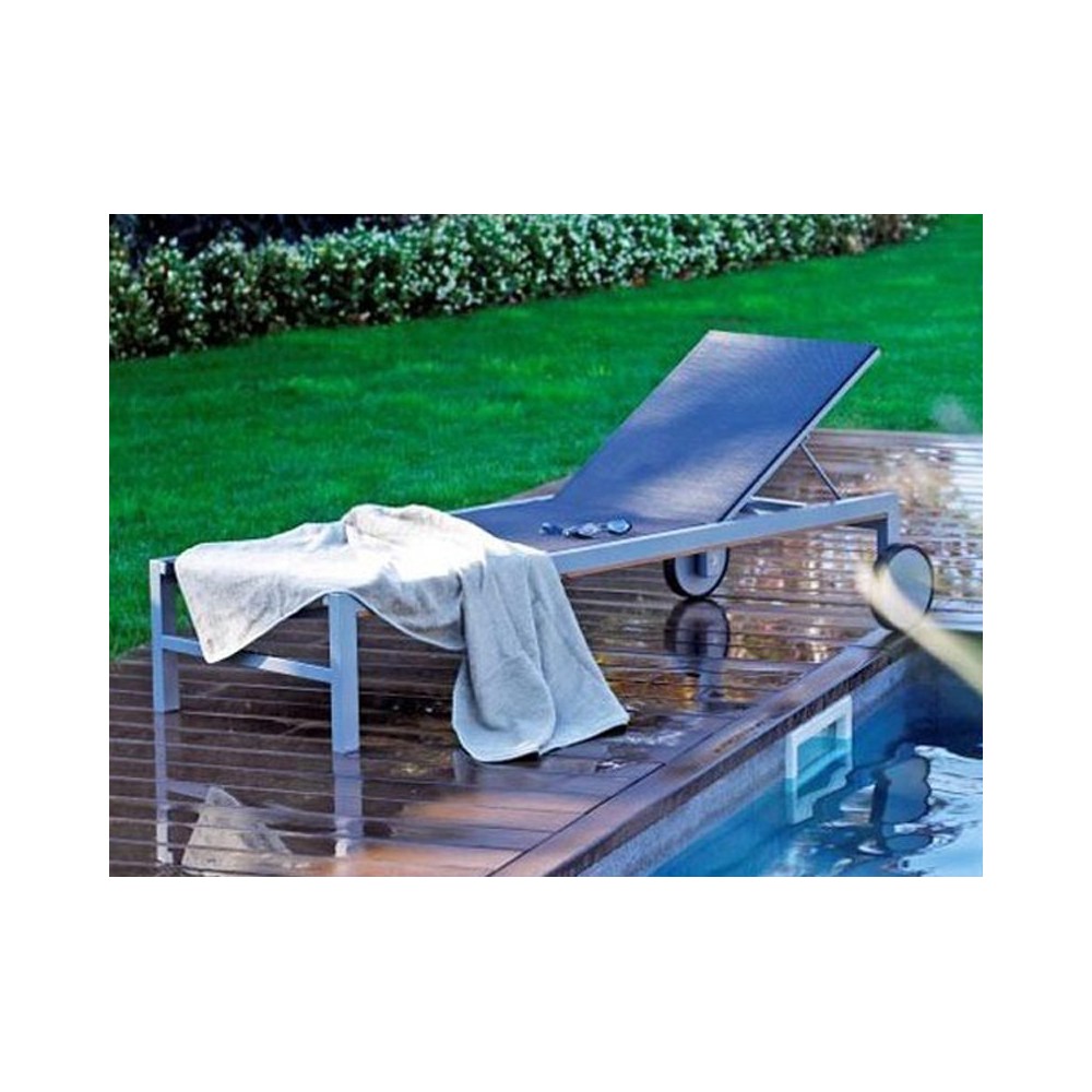 Cubic outdoor lounger with aluminum frame and black fabric. Aluminum wheels covered in rubber