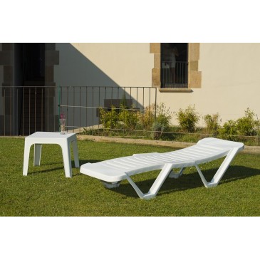 Costa Brava outdoor chaise longue in stapelbaar polypropyleen verkrijgbaar in twee kleuren