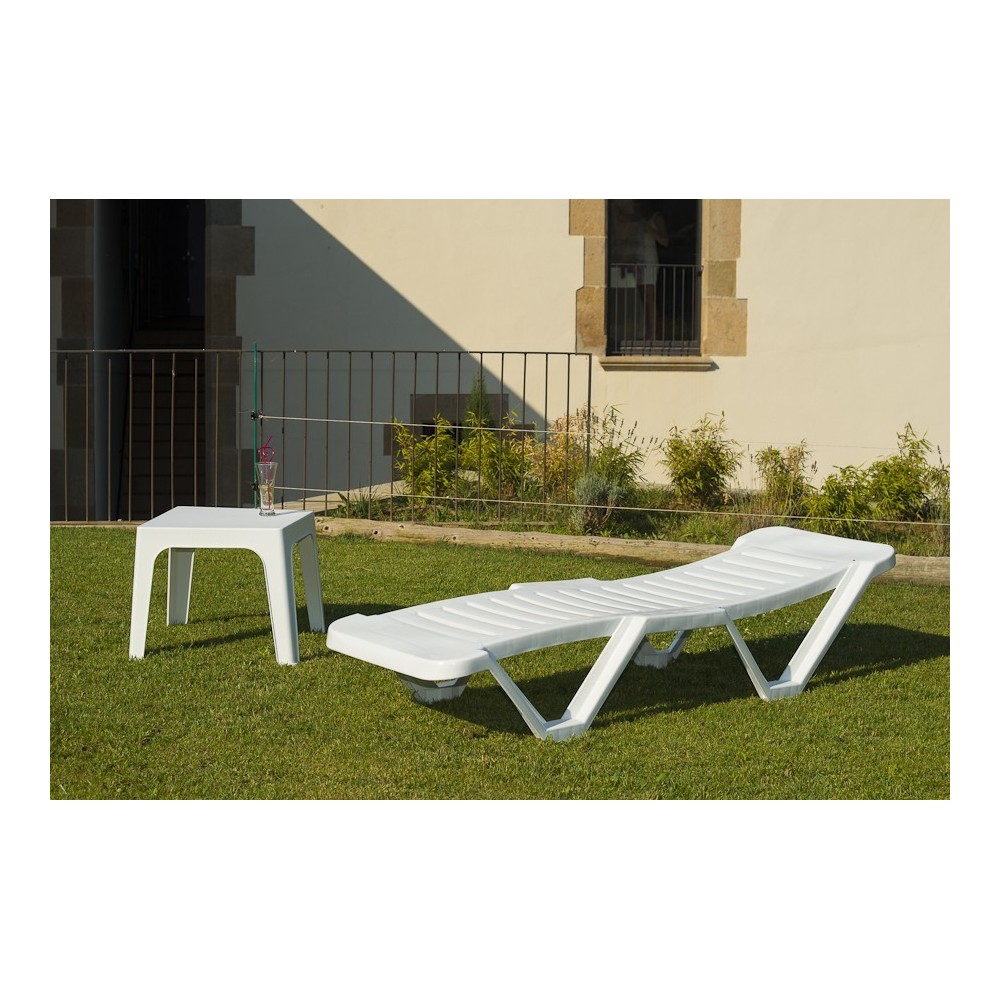 Chaise longue de exterior Costa Brava en polipropileno apilable disponible en dos colores