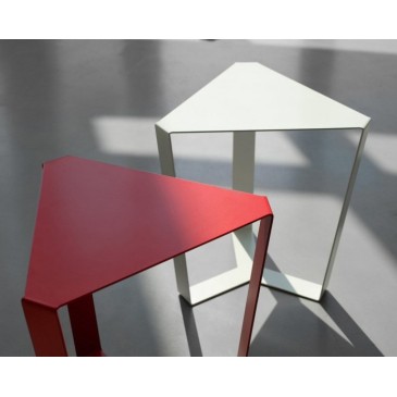 Table de salon Finity en métal thermolaqué rouge, blanc et noir disponible en deux tailles