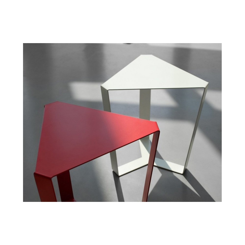 Finity vardagsrumsbord i pulverlackerad metall i röda, vita och svarta färger finns i två storlekar