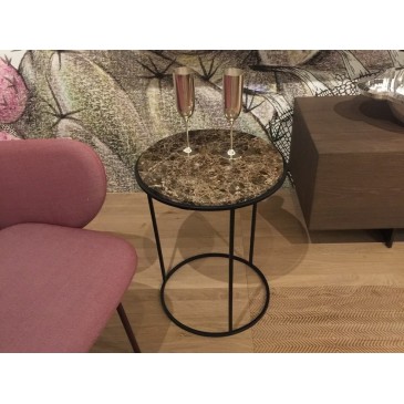 Tavolo da salotto Costance in metallo con piano in legno rivestito in pelle o in marmo