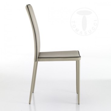 Chaise empilable Kable de Tomasucci en métal entièrement recouvert de cuir synthétique disponible en deux couleurs