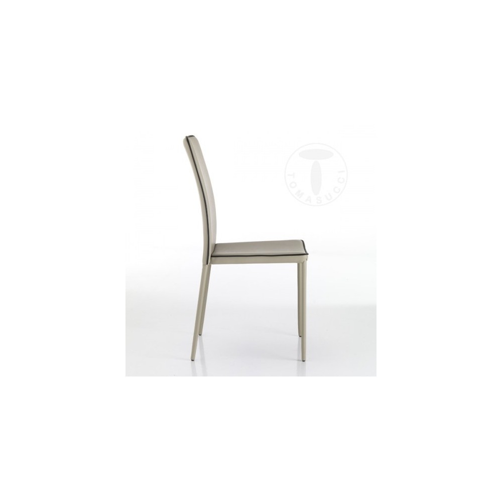 Kabelstapelbar stol från Tomasucci i metall helt klädd i syntetiskt läder finns i två färger
