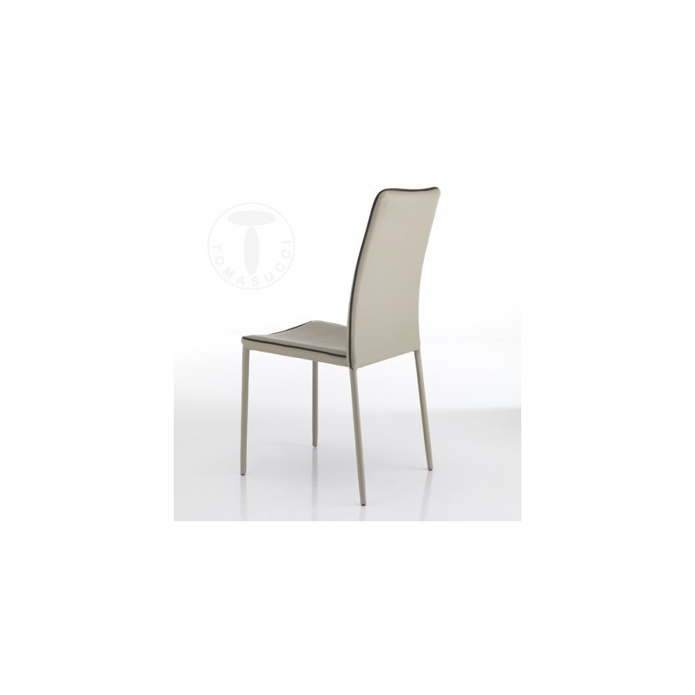 Kabelstapelbar stol från Tomasucci i metall helt klädd i syntetiskt läder finns i två färger