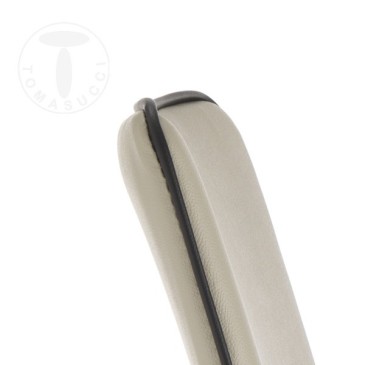 Silla apilable Kable de Tomasucci en metal completamente tapizada en cuero sintético disponible en dos colores