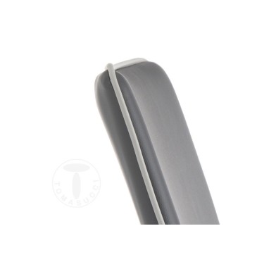 Silla apilable Kable de Tomasucci en metal completamente tapizada en cuero sintético disponible en dos colores