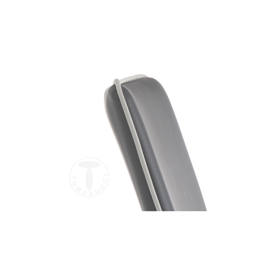 Sedia Kable impilabile di Tomasucci  in metallo completamente rivestita in pelle sintetica disponibile in due colori