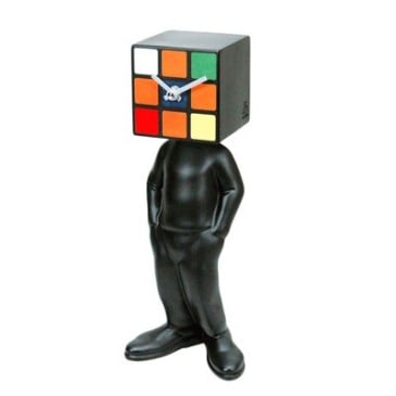 Pendule de table en forme d'homme à tête cubique, en résine.