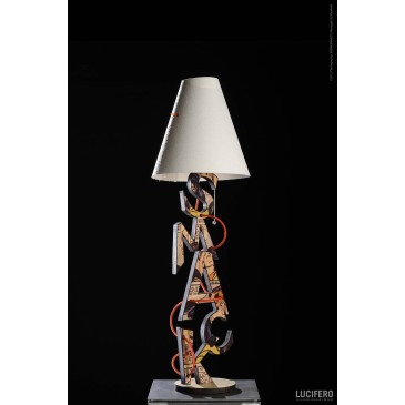Lámpara de mesa Smack de Lucifer, extravagante y rica en diseño.