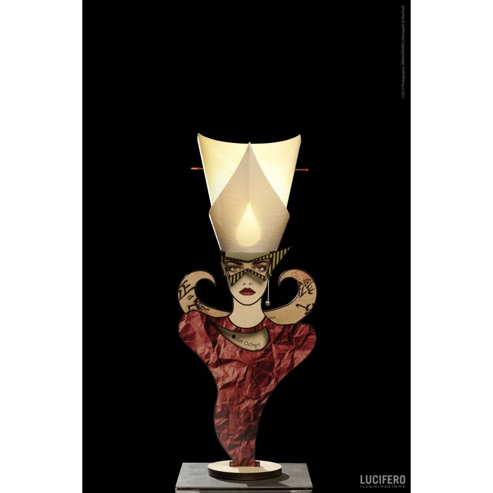 Clea Tischlampe, deren Lampenschirm wie ein Damenhut aussieht.
