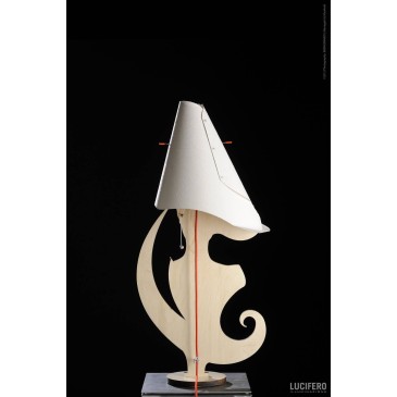 Kora Tischlampe aus Birkenholz mit Zebra-Finish.