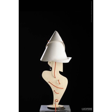 Anika bordslampa från Lucifer, elegant och original.