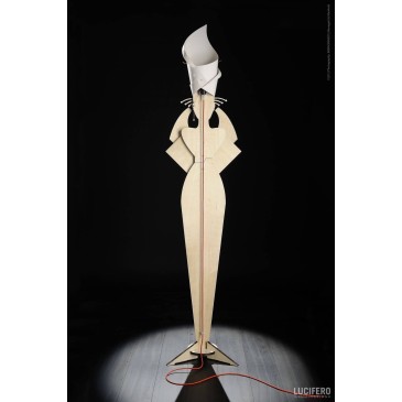 Febeh-lattiavalaisin, naisen muotoinen päähine lampunvarjostimella.